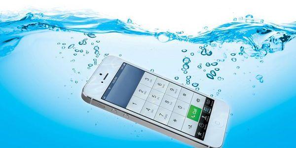 Что делать, если сенсорный телефон упал в воду, как высушить его на батарее, в рисе?